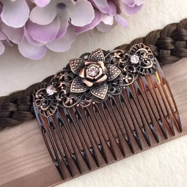 Trachten-Haarkamm mit Swarovski kupfer-rosé – Bild 1 – Chiemgauer Heimatwerk Trachten-Onlineshop Trachten-Haarkamm mit Swarovski kupfer-rosé - Bild 1 - Chiemgauer Heimatwerk Trachten-Onlineshop