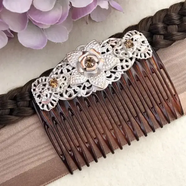 Trachten-Haarkamm mit Swarovski silber-beige – Bild 1 – Chiemgauer Heimatwerk Trachten-Onlineshop Trachten-Haarkamm mit Swarovski silber-beige - Bild 1 - Chiemgauer Heimatwerk Trachten-Onlineshop
