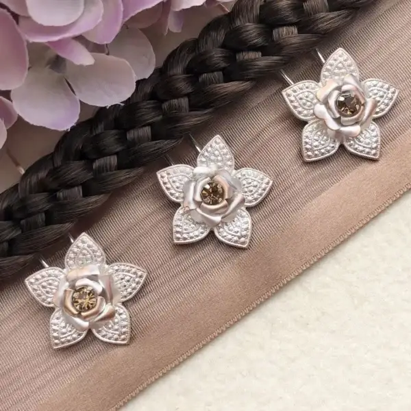 Trachten-Haarnadel mit Swarovski in beige No. 2 – Bild 1 – Chiemgauer Heimatwerk Trachten-Onlineshop Trachten-Haarnadel mit Swarovski in beige No. 2 - Bild 1 - Chiemgauer Heimatwerk Trachten-Onlineshop
