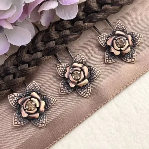 Trachten-Haarnadel mit Swarovski in beige No. 3 – Bild 1 – Chiemgauer Heimatwerk Trachten-Onlineshop Trachten-Haarnadel mit Swarovski in beige No. 3 - Bild 1 - Chiemgauer Heimatwerk Trachten-Onlineshop