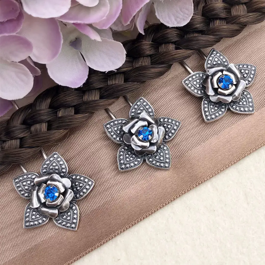 Trachten-Haarnadel mit Swarovski in capriblau – Bild 1 – Chiemgauer Heimatwerk Trachten-Onlineshop Trachten-Haarnadel mit Swarovski in capriblau - Bild 1 - Chiemgauer Heimatwerk Trachten-Onlineshop