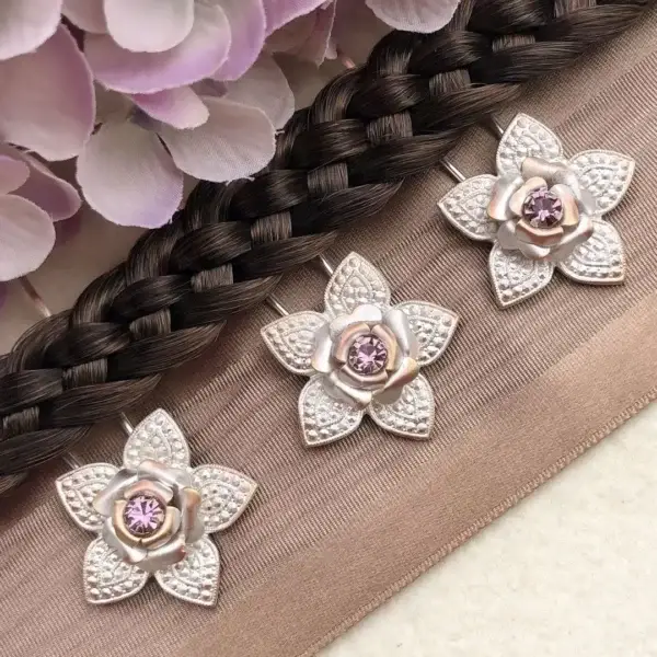 Trachten-Haarnadel mit Swarovski in flieder – Bild 1 – Chiemgauer Heimatwerk Trachten-Onlineshop Trachten-Haarnadel mit Swarovski in flieder - Bild 1 - Chiemgauer Heimatwerk Trachten-Onlineshop