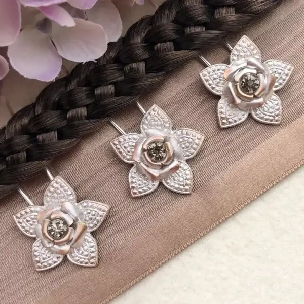 Trachten-Haarnadel mit Swarovski in grau No. 2 – Bild 1 – Chiemgauer Heimatwerk Trachten-Onlineshop Trachten-Haarnadel mit Swarovski in grau No. 2 - Bild 1 - Chiemgauer Heimatwerk Trachten-Onlineshop