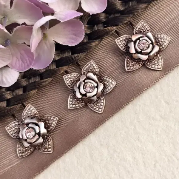 Trachten-Haarnadel mit Swarovski in rosé No. 2 – Bild 1 – Chiemgauer Heimatwerk Trachten-Onlineshop Trachten-Haarnadel mit Swarovski in rosé No. 2 - Bild 1 - Chiemgauer Heimatwerk Trachten-Onlineshop