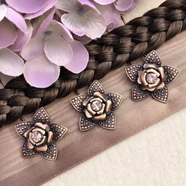 Trachten-Haarnadel mit Swarovski in rosé No. 3 – Bild 1 – Chiemgauer Heimatwerk Trachten-Onlineshop Trachten-Haarnadel mit Swarovski in rosé No. 3 - Bild 1 - Chiemgauer Heimatwerk Trachten-Onlineshop