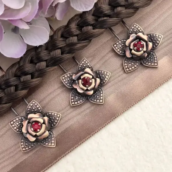 Trachten-Haarnadel mit Swarovski in weinrot – Bild 1 – Chiemgauer Heimatwerk Trachten-Onlineshop Trachten-Haarnadel mit Swarovski in weinrot - Bild 1 - Chiemgauer Heimatwerk Trachten-Onlineshop
