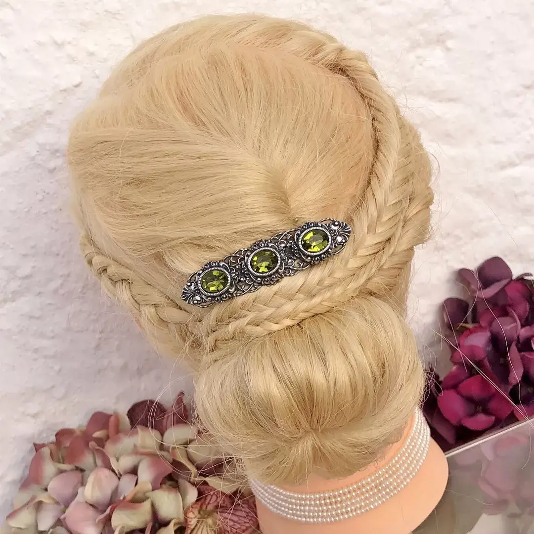 Trachten-Haarspange mit Swarovski Steinen No. 10 – Bild 2 – Chiemgauer Heimatwerk Trachten-Onlineshop Trachten-Haarspange mit Swarovski Steinen No. 10 - Bild 2 - Chiemgauer Heimatwerk Trachten-Onlineshop