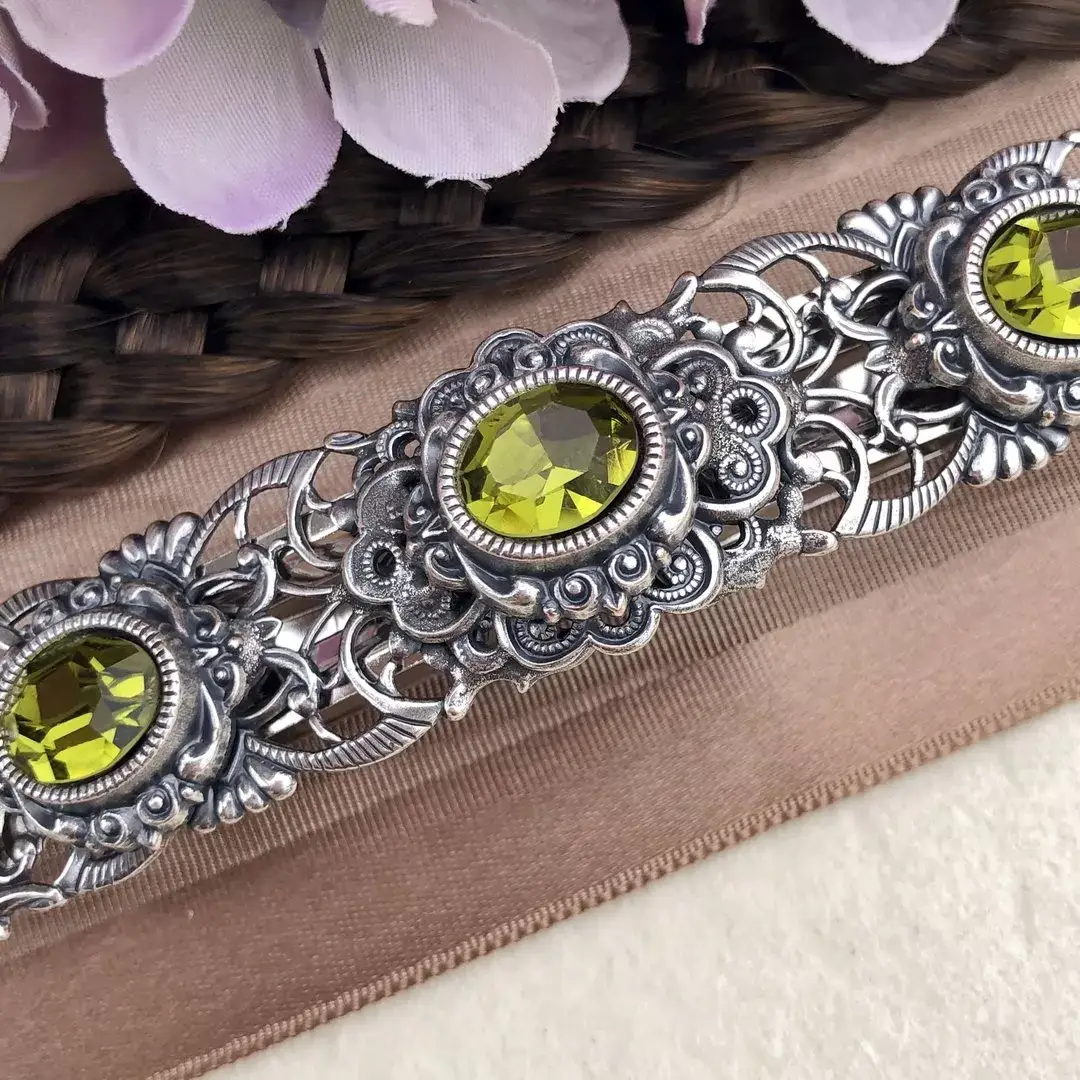 Trachten-Haarspange mit Swarovski Steinen No. 13 – Bild 7 – Chiemgauer Heimatwerk Trachten-Onlineshop Trachten-Haarspange mit Swarovski Steinen No. 13 - Bild 7 - Chiemgauer Heimatwerk Trachten-Onlineshop