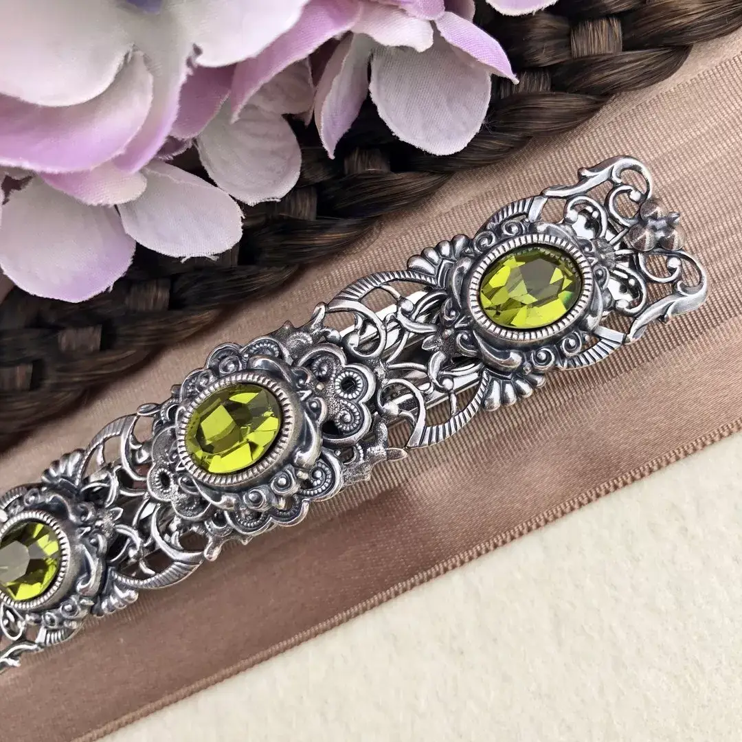 Trachten-Haarspange mit Swarovski Steinen No. 13 – Bild 9 – Chiemgauer Heimatwerk Trachten-Onlineshop Trachten-Haarspange mit Swarovski Steinen No. 13 - Bild 9 - Chiemgauer Heimatwerk Trachten-Onlineshop