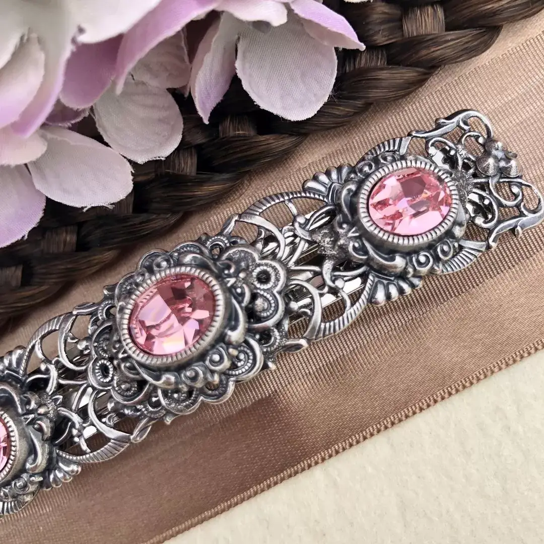 Trachten-Haarspange mit Swarovski Steinen No. 14 – Bild 7 – Chiemgauer Heimatwerk Trachten-Onlineshop Trachten-Haarspange mit Swarovski Steinen No. 14 - Bild 7 - Chiemgauer Heimatwerk Trachten-Onlineshop
