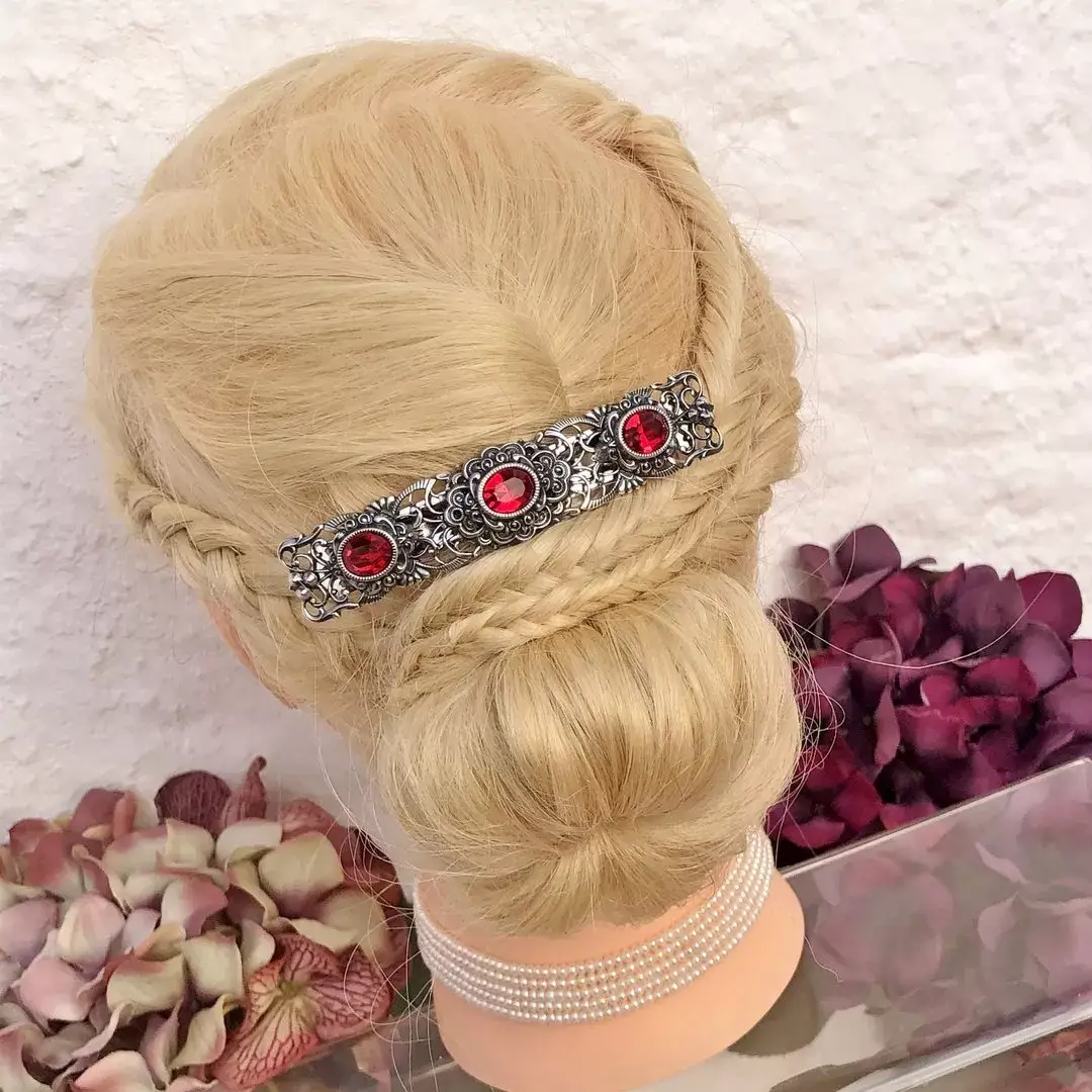 Trachten-Haarspange mit Swarovski Steinen No. 15 – Bild 2 – Chiemgauer Heimatwerk Trachten-Onlineshop Trachten-Haarspange mit Swarovski Steinen No. 15 - Bild 2 - Chiemgauer Heimatwerk Trachten-Onlineshop