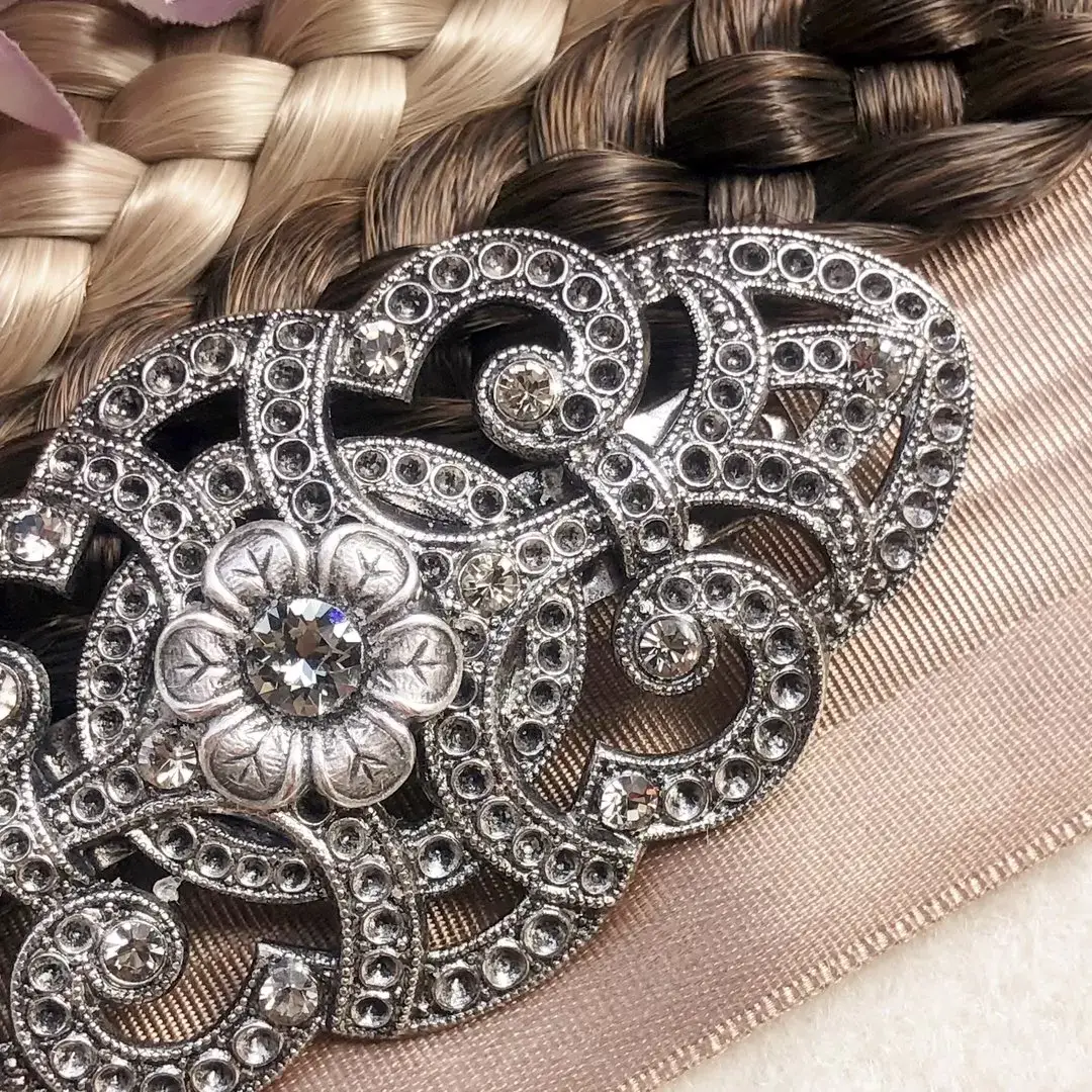 Trachten-Haarspange mit Swarovski Steinen No. 19 – Bild 7 – Chiemgauer Heimatwerk Trachten-Onlineshop Trachten-Haarspange mit Swarovski Steinen No. 19 - Bild 7 - Chiemgauer Heimatwerk Trachten-Onlineshop
