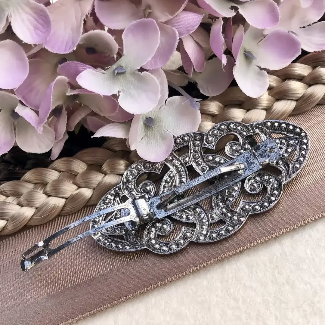 Trachten-Haarspange mit Swarovski Steinen No. 19 – Bild 9 – Chiemgauer Heimatwerk Trachten-Onlineshop Trachten-Haarspange mit Swarovski Steinen No. 19 - Bild 9 - Chiemgauer Heimatwerk Trachten-Onlineshop