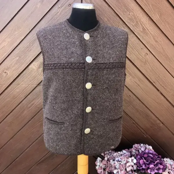 Trachten-Walkweste Trachten-Strickweste braun – Bild 1 – Chiemgauer Heimatwerk Trachten-Onlineshop Trachten-Walkweste Trachten-Strickweste braun - Bild 1 - Chiemgauer Heimatwerk Trachten-Onlineshop