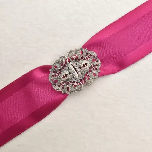 Trachtenband Moiré Band in fuchsia No. 2 – Bild 1 – Chiemgauer Heimatwerk Trachten-Onlineshop Trachtenband Moiré Band in fuchsia No. 2 - Bild 1 - Chiemgauer Heimatwerk Trachten-Onlineshop