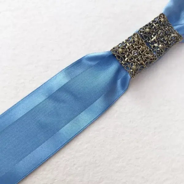 Trachtenband Moiré Band in mittelblau – Bild 1 – Chiemgauer Heimatwerk Trachten-Onlineshop Trachtenband Moiré Band in mittelblau - Bild 1 - Chiemgauer Heimatwerk Trachten-Onlineshop