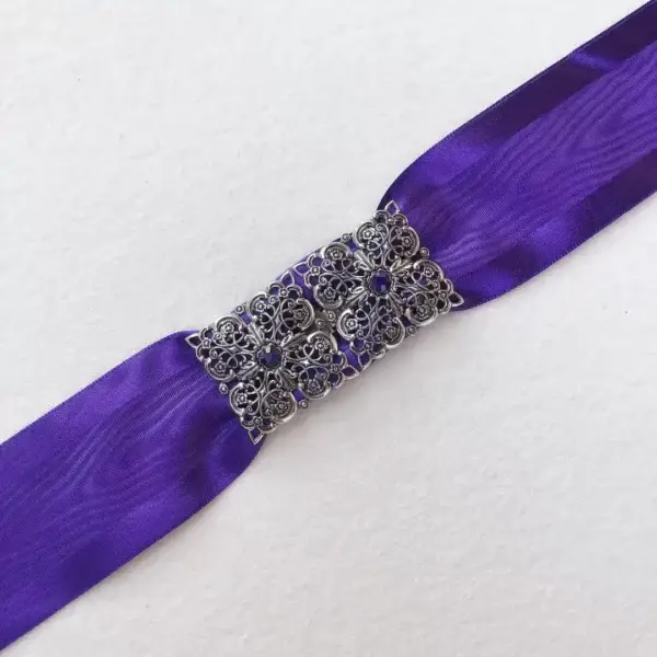 Trachtenband Moiré Band in violett – Bild 1 – Chiemgauer Heimatwerk Trachten-Onlineshop Trachtenband Moiré Band in violett - Bild 1 - Chiemgauer Heimatwerk Trachten-Onlineshop