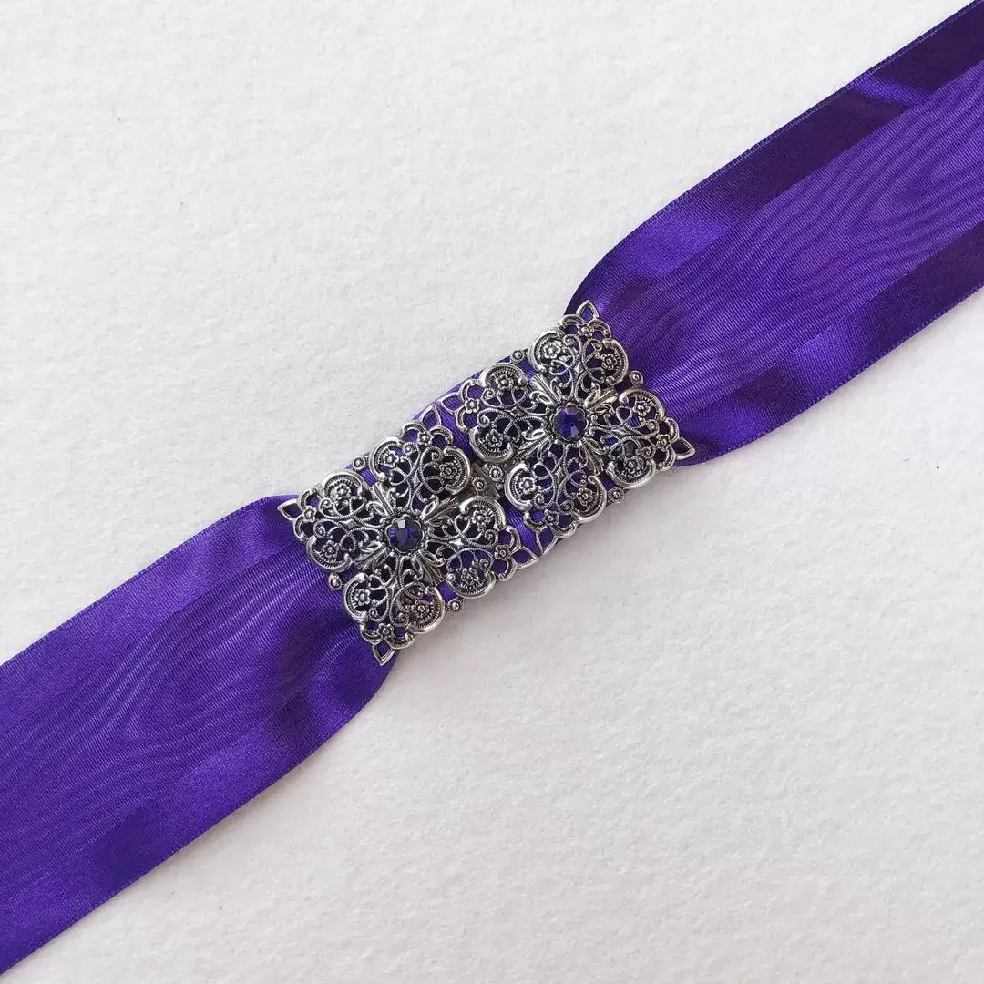 Trachtenband Moiré Band in violett – Bild 1 – Chiemgauer Heimatwerk Trachten-Onlineshop Trachtenband Moiré Band in violett - Bild 1 - Chiemgauer Heimatwerk Trachten-Onlineshop