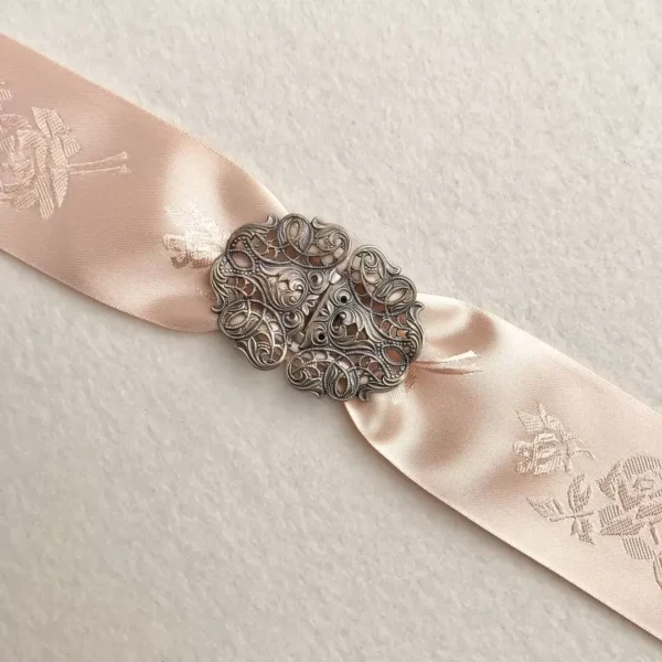 Trachtenband Satinband in apricot – Bild 1 – Chiemgauer Heimatwerk Trachten-Onlineshop Trachtenband Satinband in apricot - Bild 1 - Chiemgauer Heimatwerk Trachten-Onlineshop