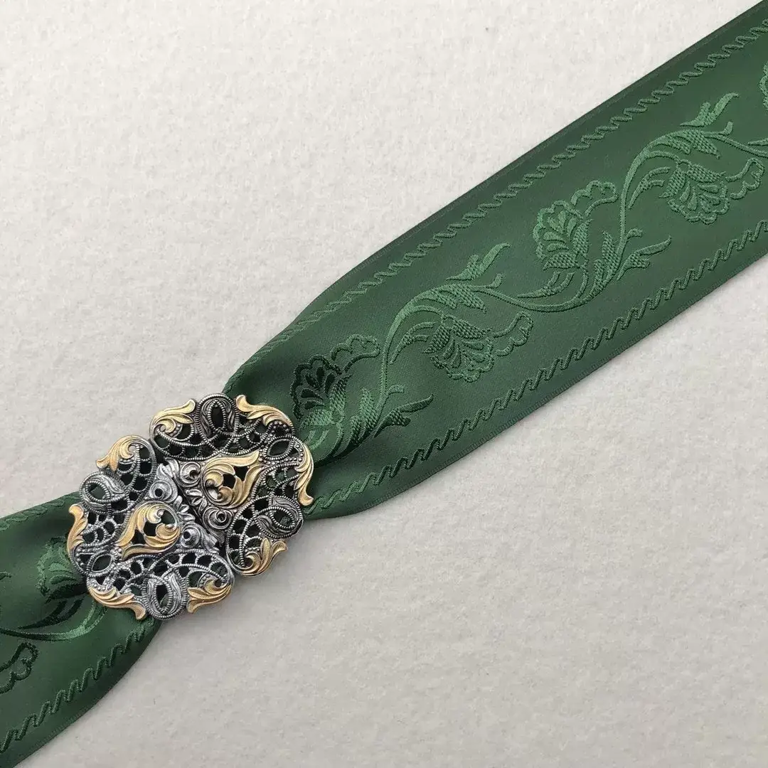 Trachtenband Schürzenband in moosgrün – Bild 1 – Chiemgauer Heimatwerk Trachten-Onlineshop Trachtenband Schürzenband in moosgrün - Bild 1 - Chiemgauer Heimatwerk Trachten-Onlineshop