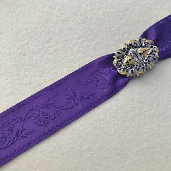 Trachtenband Schรผrzenband in violett – Bild 1 – Chiemgauer Heimatwerk Trachten-Onlineshop Trachtenband Schรผrzenband in violett - Bild 1 - Chiemgauer Heimatwerk Trachten-Onlineshop