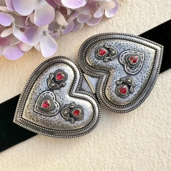 Trachtengürtelschließe mit Swarovski Steinen – Bild 1 – Chiemgauer Heimatwerk Trachten-Onlineshop Trachtengürtelschließe mit Swarovski Steinen - Bild 1 - Chiemgauer Heimatwerk Trachten-Onlineshop