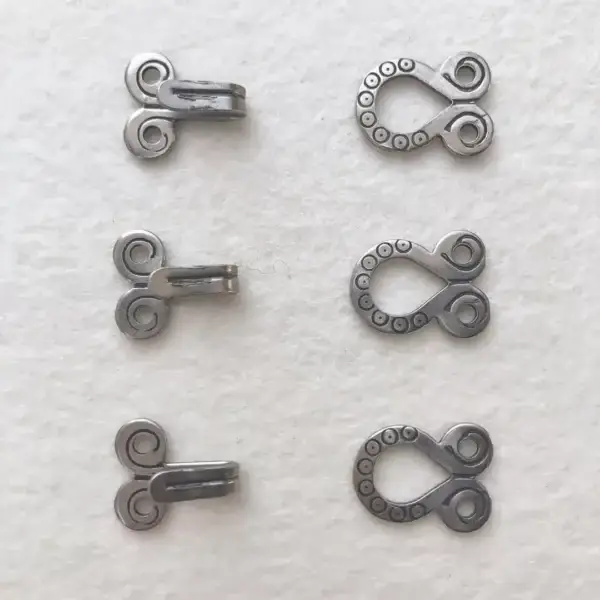 Trachtenhaken antik-silber No. 5 – Bild 1 – Chiemgauer Heimatwerk Trachten-Onlineshop Trachtenhaken antik-silber No. 5 - Bild 1 - Chiemgauer Heimatwerk Trachten-Onlineshop