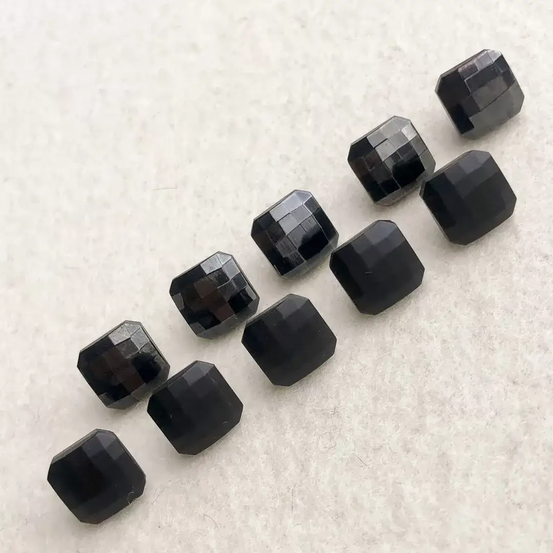 Trachtenknopf aus echtem Glas blutstein No. 35 – Bild 1 – Chiemgauer Heimatwerk Trachten-Onlineshop Trachtenknopf aus echtem Glas blutstein No. 35 - Bild 1 - Chiemgauer Heimatwerk Trachten-Onlineshop