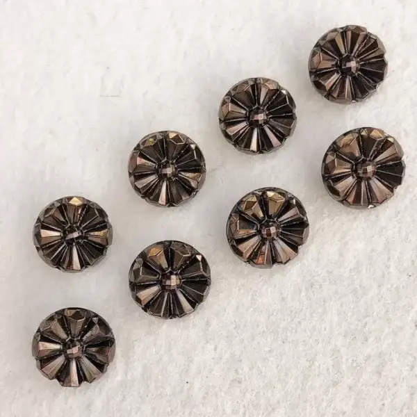 Trachtenknopf aus echtem Glas bronze No. 39 – Bild 1 – Chiemgauer Heimatwerk Trachten-Onlineshop Trachtenknopf aus echtem Glas bronze No. 39 - Bild 1 - Chiemgauer Heimatwerk Trachten-Onlineshop