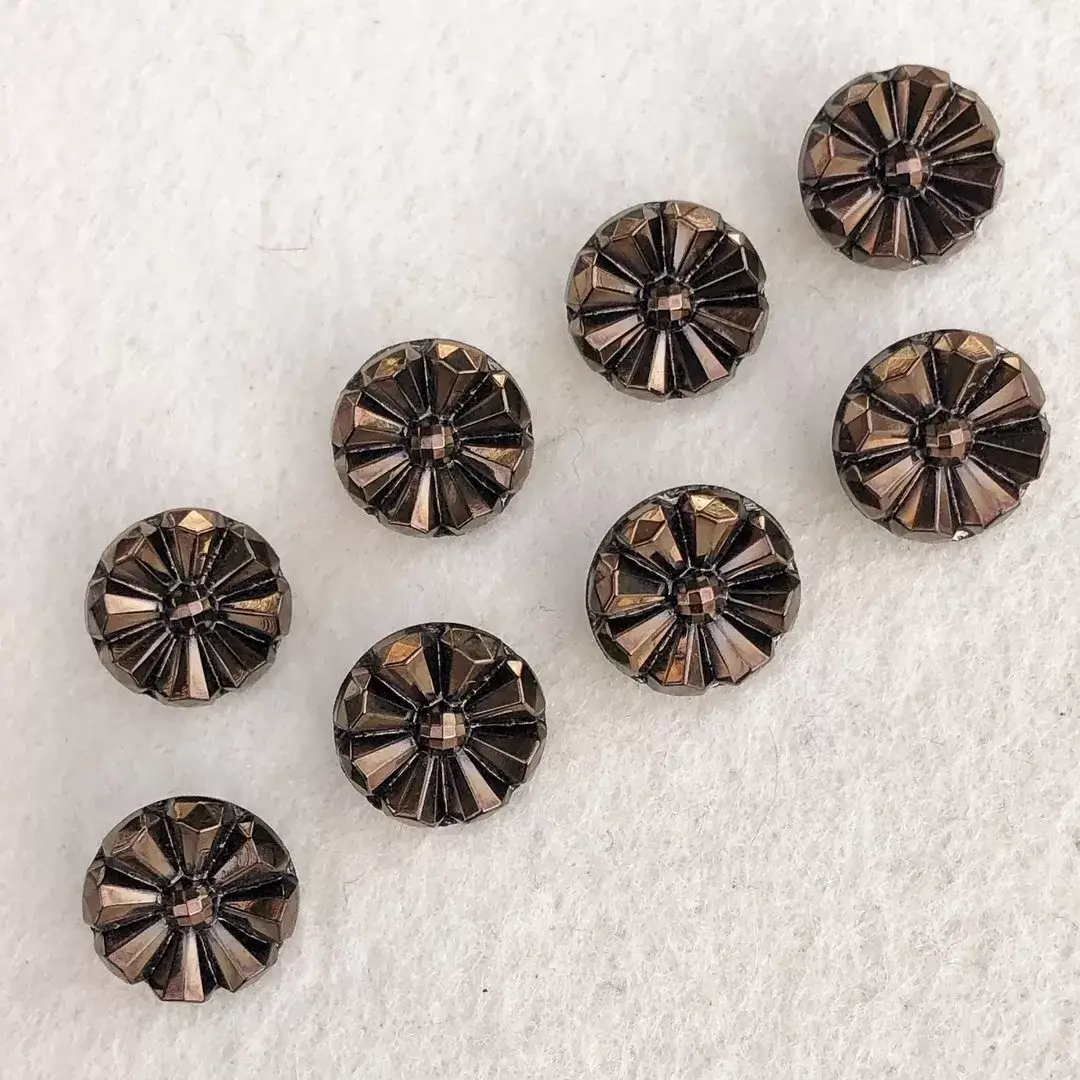 Trachtenknopf aus echtem Glas bronze No. 39 – Bild 1 – Chiemgauer Heimatwerk Trachten-Onlineshop Trachtenknopf aus echtem Glas bronze No. 39 - Bild 1 - Chiemgauer Heimatwerk Trachten-Onlineshop