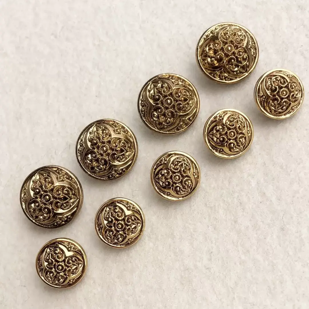 Trachtenknopf aus echtem Glas gold No. 22 – Bild 1 – Chiemgauer Heimatwerk Trachten-Onlineshop Trachtenknopf aus echtem Glas gold No. 22 - Bild 1 - Chiemgauer Heimatwerk Trachten-Onlineshop