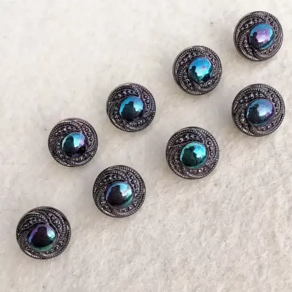 Trachtenknopf aus echtem Glas iris-blau No. 38 – Bild 1 – Chiemgauer Heimatwerk Trachten-Onlineshop Trachtenknopf aus echtem Glas iris-blau No. 38 - Bild 1 - Chiemgauer Heimatwerk Trachten-Onlineshop