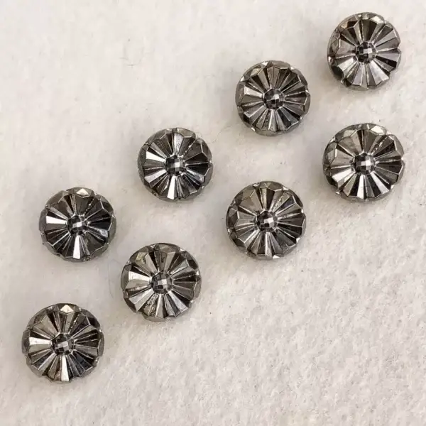 Trachtenknopf aus echtem Glas platin No. 40 – Bild 1 – Chiemgauer Heimatwerk Trachten-Onlineshop Trachtenknopf aus echtem Glas platin No. 40 - Bild 1 - Chiemgauer Heimatwerk Trachten-Onlineshop