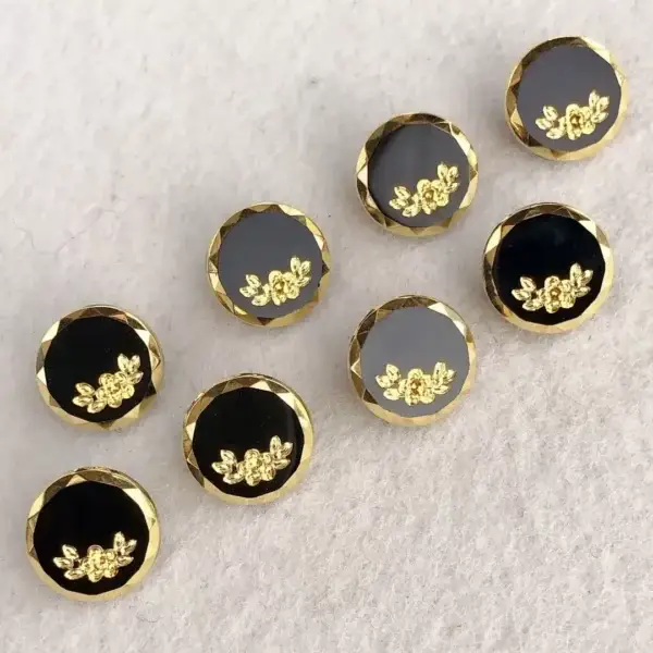 Trachtenknopf aus echtem Glas schwarz-gold No. 5 – Bild 1 – Chiemgauer Heimatwerk Trachten-Onlineshop Trachtenknopf aus echtem Glas schwarz-gold No. 5 - Bild 1 - Chiemgauer Heimatwerk Trachten-Onlineshop