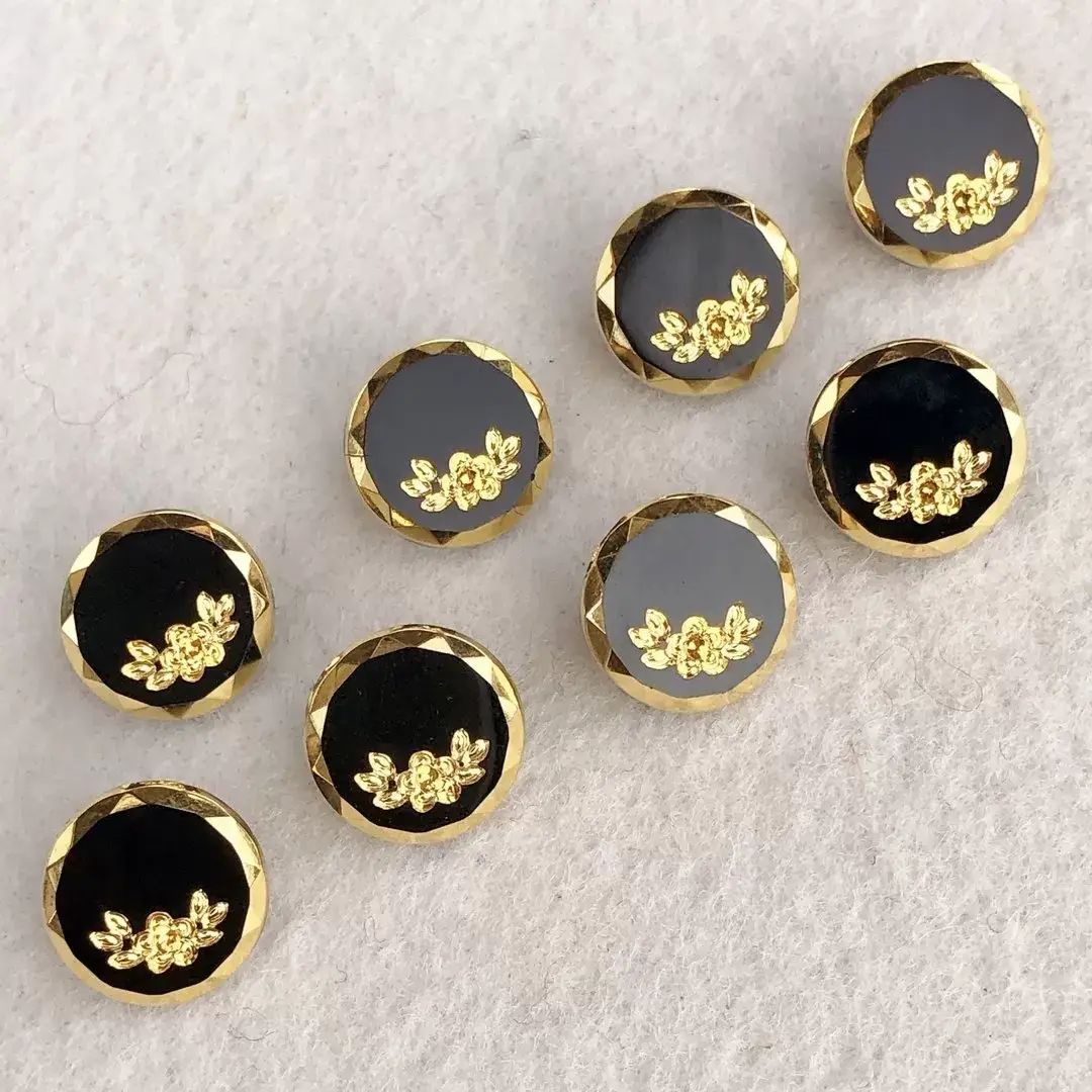 Trachtenknopf aus echtem Glas schwarz-gold No. 5 – Bild 1 – Chiemgauer Heimatwerk Trachten-Onlineshop Trachtenknopf aus echtem Glas schwarz-gold No. 5 - Bild 1 - Chiemgauer Heimatwerk Trachten-Onlineshop