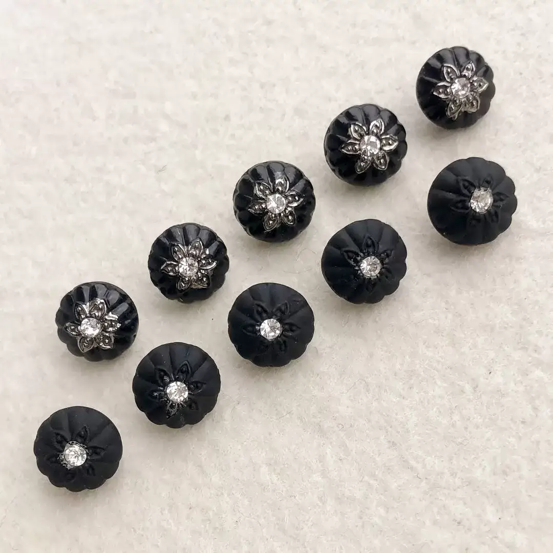 Trachtenknopf aus echtem Glas schwarz matt No. 45 – Bild 1 – Chiemgauer Heimatwerk Trachten-Onlineshop Trachtenknopf aus echtem Glas schwarz matt No. 45 - Bild 1 - Chiemgauer Heimatwerk Trachten-Onlineshop