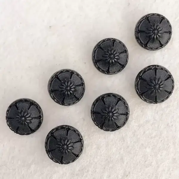 Trachtenknopf aus echtem Glas schwarz No. 1 – Bild 1 – Chiemgauer Heimatwerk Trachten-Onlineshop Trachtenknopf aus echtem Glas schwarz No. 1 - Bild 1 - Chiemgauer Heimatwerk Trachten-Onlineshop
