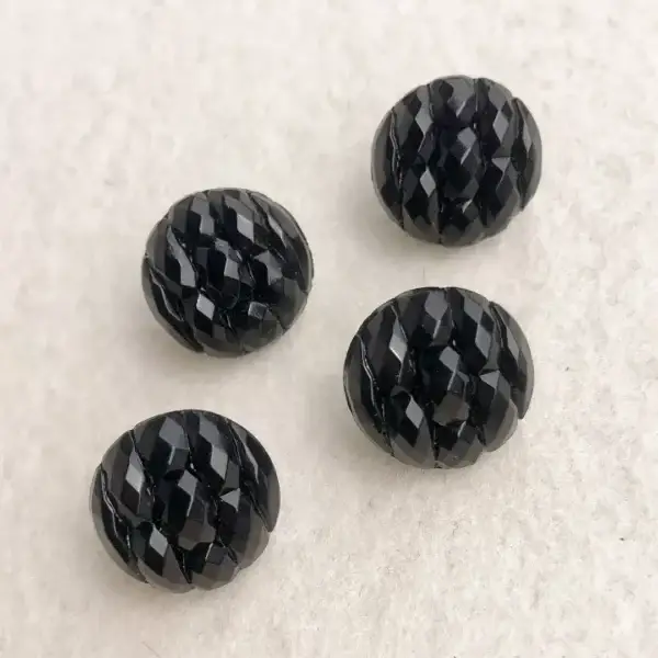Trachtenknopf aus echtem Glas schwarz No. 12 – Bild 1 – Chiemgauer Heimatwerk Trachten-Onlineshop Trachtenknopf aus echtem Glas schwarz No. 12 - Bild 1 - Chiemgauer Heimatwerk Trachten-Onlineshop