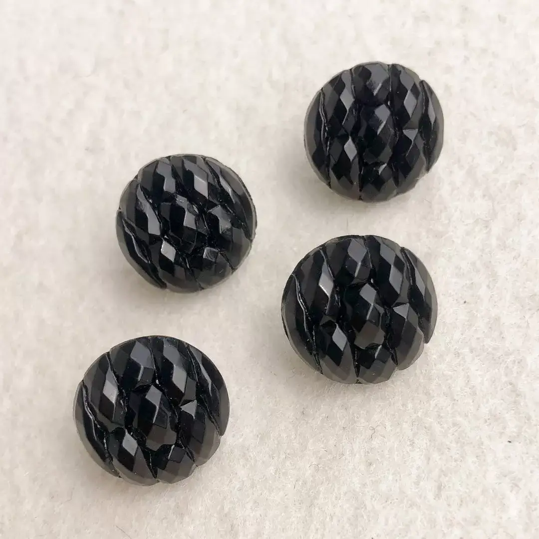 Trachtenknopf aus echtem Glas schwarz No. 12 – Bild 1 – Chiemgauer Heimatwerk Trachten-Onlineshop Trachtenknopf aus echtem Glas schwarz No. 12 - Bild 1 - Chiemgauer Heimatwerk Trachten-Onlineshop