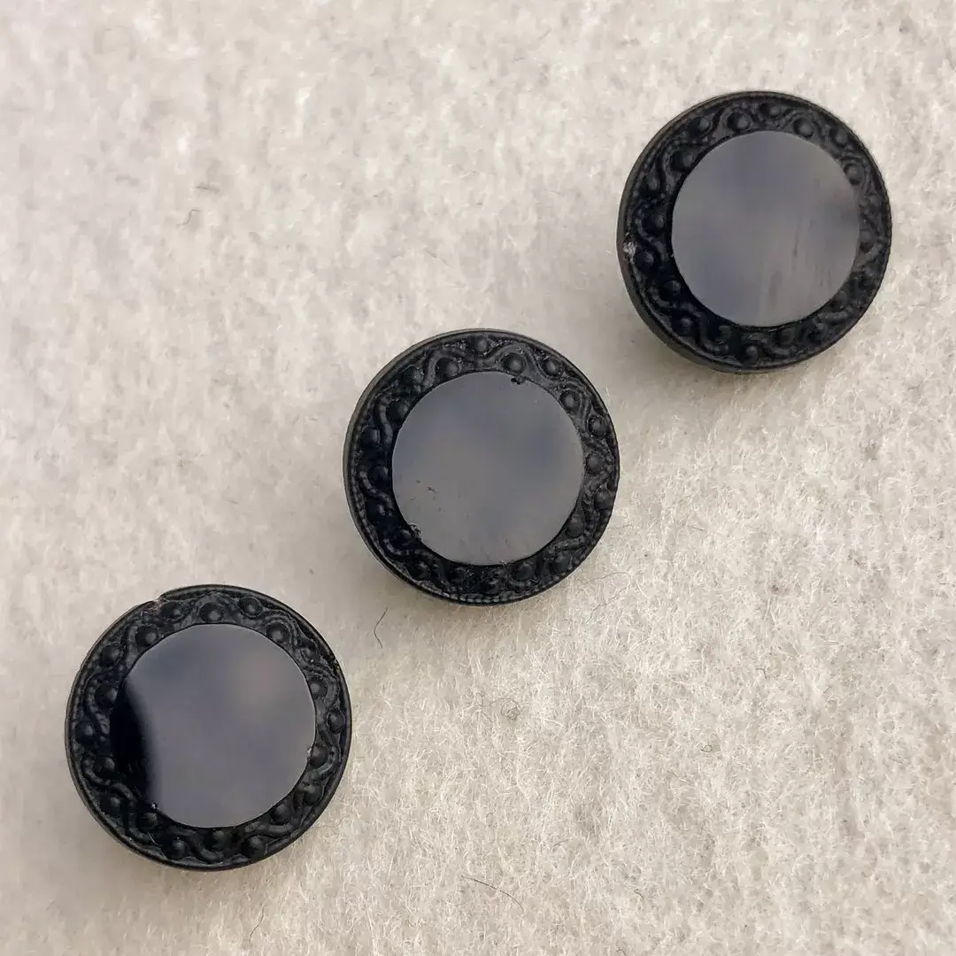 Trachtenknopf aus echtem Glas schwarz No. 15 – Bild 1 – Chiemgauer Heimatwerk Trachten-Onlineshop Trachtenknopf aus echtem Glas schwarz No. 15 - Bild 1 - Chiemgauer Heimatwerk Trachten-Onlineshop