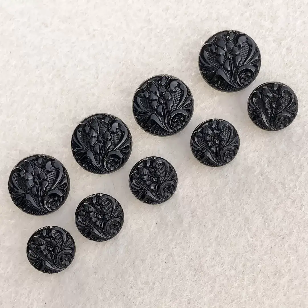 Trachtenknopf aus echtem Glas schwarz No. 27 – Bild 1 – Chiemgauer Heimatwerk Trachten-Onlineshop Trachtenknopf aus echtem Glas schwarz No. 27 - Bild 1 - Chiemgauer Heimatwerk Trachten-Onlineshop