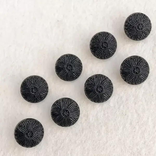 Trachtenknopf aus echtem Glas schwarz No. 4 – Bild 1 – Chiemgauer Heimatwerk Trachten-Onlineshop Trachtenknopf aus echtem Glas schwarz No. 4 - Bild 1 - Chiemgauer Heimatwerk Trachten-Onlineshop