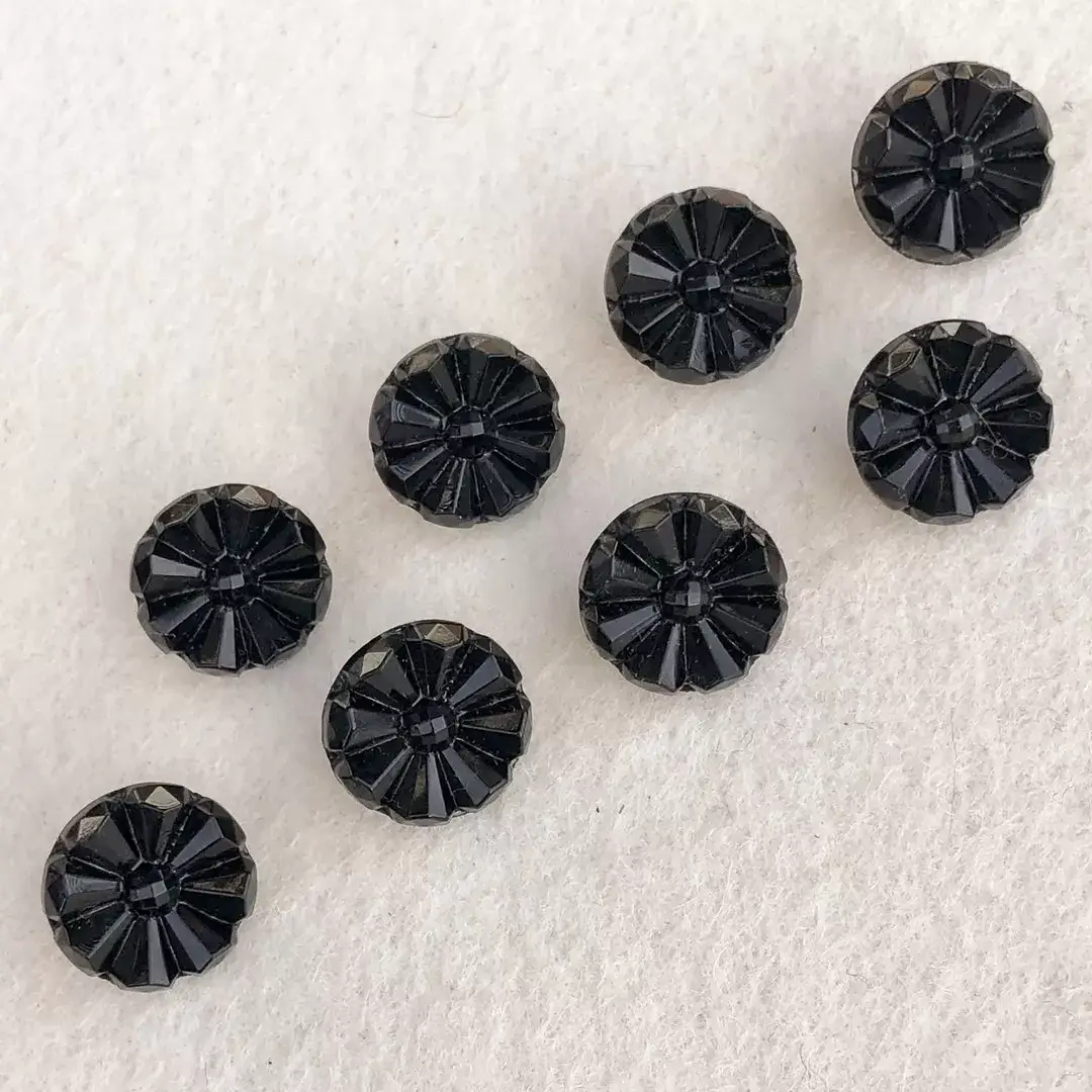 Trachtenknopf aus echtem Glas schwarz No. 41 – Bild 1 – Chiemgauer Heimatwerk Trachten-Onlineshop Trachtenknopf aus echtem Glas schwarz No. 41 - Bild 1 - Chiemgauer Heimatwerk Trachten-Onlineshop