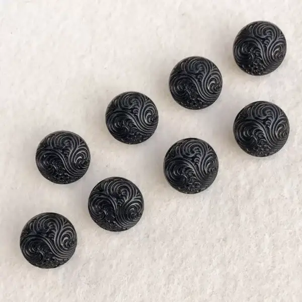 Trachtenknopf aus echtem Glas schwarz No. 43 – Bild 1 – Chiemgauer Heimatwerk Trachten-Onlineshop Trachtenknopf aus echtem Glas schwarz No. 43 - Bild 1 - Chiemgauer Heimatwerk Trachten-Onlineshop