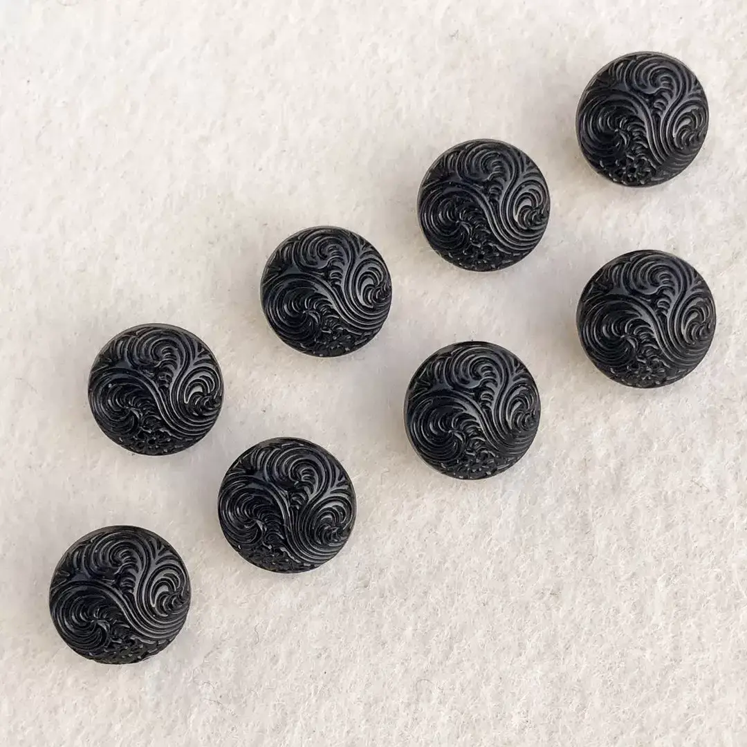 Trachtenknopf aus echtem Glas schwarz No. 43 – Bild 1 – Chiemgauer Heimatwerk Trachten-Onlineshop Trachtenknopf aus echtem Glas schwarz No. 43 - Bild 1 - Chiemgauer Heimatwerk Trachten-Onlineshop