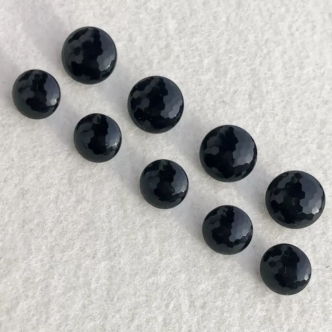 Trachtenknopf aus echtem Glas schwarz No. 49 – Bild 1 – Chiemgauer Heimatwerk Trachten-Onlineshop Trachtenknopf aus echtem Glas schwarz No. 49 - Bild 1 - Chiemgauer Heimatwerk Trachten-Onlineshop