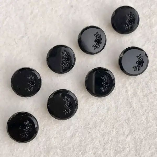 Trachtenknopf aus echtem Glas schwarz No. 6 – Bild 1 – Chiemgauer Heimatwerk Trachten-Onlineshop Trachtenknopf aus echtem Glas schwarz No. 6 - Bild 1 - Chiemgauer Heimatwerk Trachten-Onlineshop