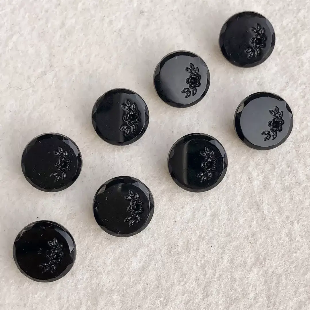 Trachtenknopf aus echtem Glas schwarz No. 6 – Bild 1 – Chiemgauer Heimatwerk Trachten-Onlineshop Trachtenknopf aus echtem Glas schwarz No. 6 - Bild 1 - Chiemgauer Heimatwerk Trachten-Onlineshop