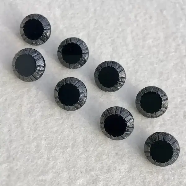 Trachtenknopf aus echtem Glas schwarz-platin No. 13 – Bild 1 – Chiemgauer Heimatwerk Trachten-Onlineshop Trachtenknopf aus echtem Glas schwarz-platin No. 13 - Bild 1 - Chiemgauer Heimatwerk Trachten-Onlineshop