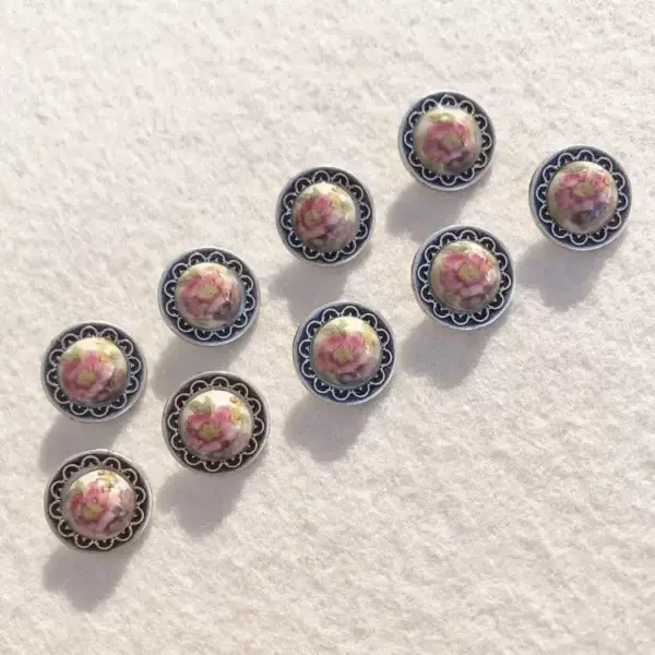 Trachtenknopf aus Porzellan Blüte No. 4 – Bild 1 – Chiemgauer Heimatwerk Trachten-Onlineshop Trachtenknopf aus Porzellan Blüte No. 4 - Bild 1 - Chiemgauer Heimatwerk Trachten-Onlineshop